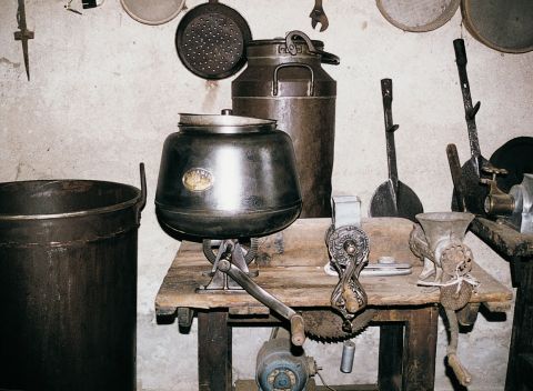 Piccoli attrezzi agricoli e utensili.