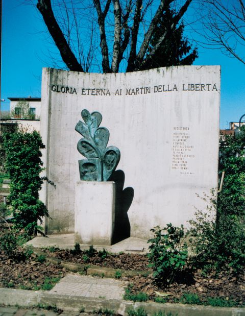 Piazza Garibaldi:  monumento alla Resistenza,  inaugurato nel 1987.