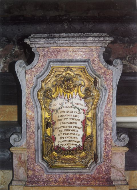 Particolare dell'oratorio di San Lorenzo: tabernacolo in marmi policromi, particolare.