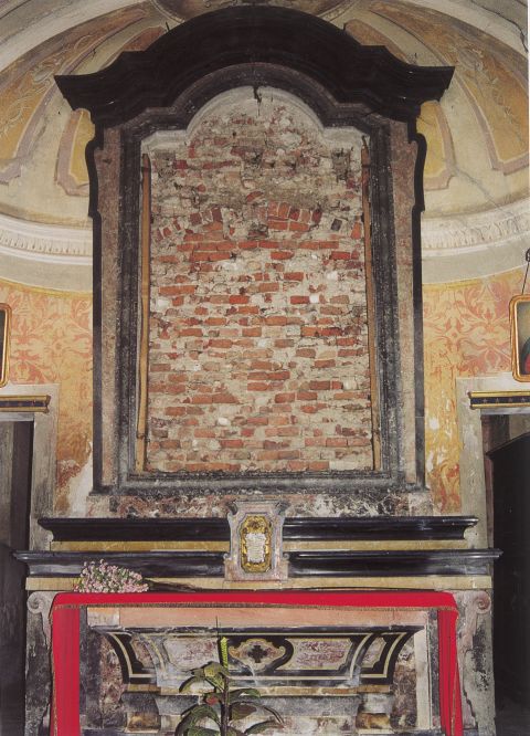 Particolare dell'oratorio di San Lorenzo: ancona d'altare in marmo; la tela di G.B. Sassi, restaurata, attualmente è a Milano presso la sede dell'ASP.