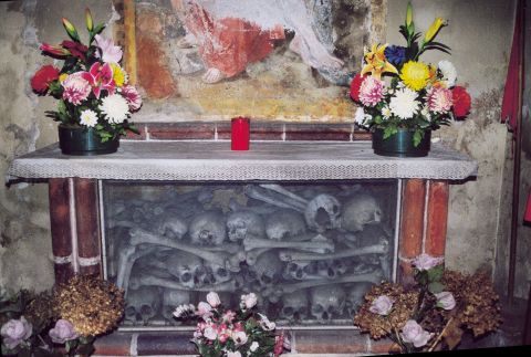 Interno della cappelletta:  sotto laltare si trovano le ossa e i teschi dei soldati morti  durante la Battaglia dei Giganti del 1515. Sopra laltare, affresco della Piet del Rivetta, pittore melegnanese.