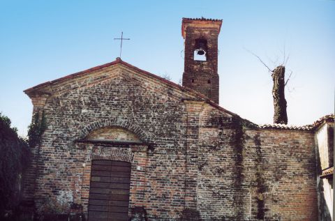 Oratorio dedicato a  Santa Maria della  Neve, di stile  romanico, con tetto a capanna. La facciata  in cotto  ornata da lesene. Il campanile   quadrangolare.