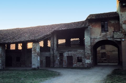 Fienile e portico dove si custodiscono le macchine agricole.