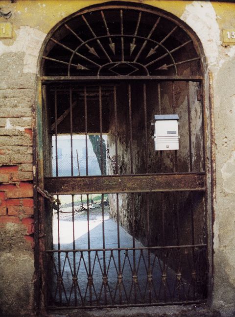 Antico cancello in ferro battuto.