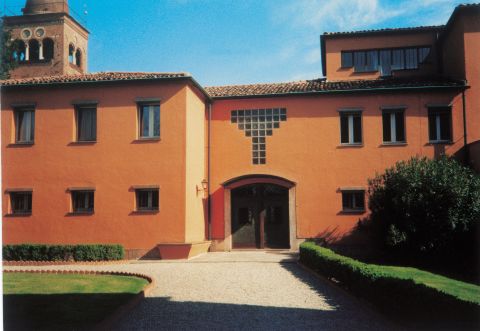 Il convento delle suore; sullo sfondo, il campanile con la cuspide, raffigurata nello  stemma del Comune.