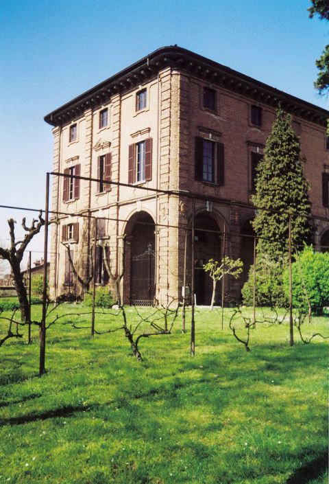 Veduta della rocca dal giardino.