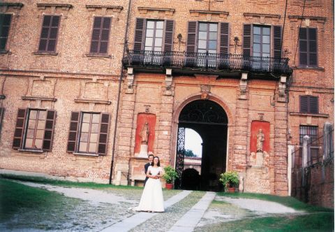 La Rocca: portale d'ingresso; ai lati nelle coppie di lesene, due nicchie con statue di cotto; testa di leone sulla chiave dell'arco; lungo balcone, sorretto da mensoloni di pietra, con ringhiera -come il cancello- in ferro battuto.