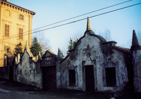 Veduta laterale della rocca.