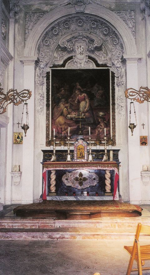 Oratorio della  Nativit della  Beata Vergine  Maria a pianta  greca: altare  con ancona di  marmo e tavola  raffigurante la  Nativit.