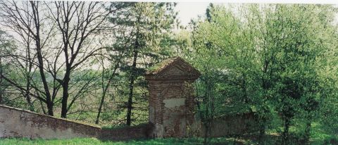 Edicola lungo il muro di  cinta del parco, lato est.