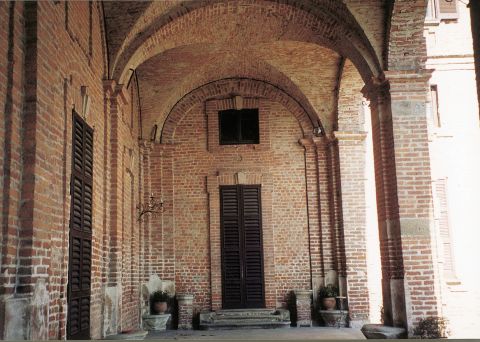 Portico interno a sette arcate a tutto sesto che si affaccia sulla corte.