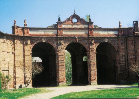 Loggia a tre arcate, sormontata da timpano e ornata di puttini, teste di leone e di  cavallo. Si affaccia a est sulla campagna dove scorre il Lambro.