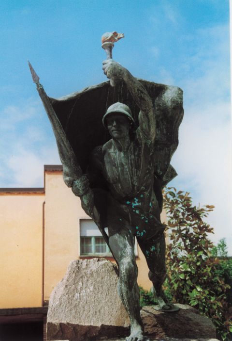 Piazza della  Vittoria: monumento ai  Caduti Sangiulianesi  della guerra 1915-18, inaugurato nel 1924.