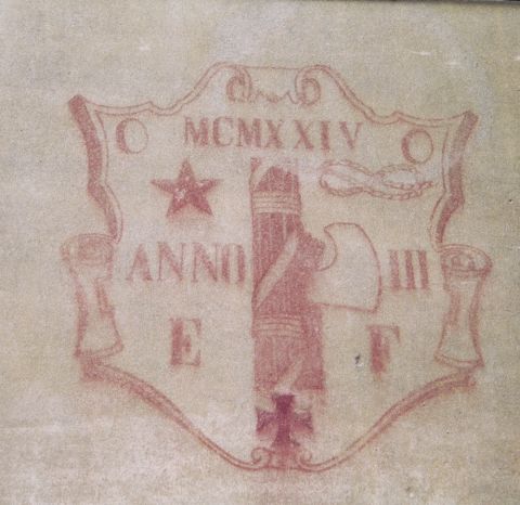 Affresco del 1924  sulla facciata  dellasilo, costruito per gli orfani della Grande Guerra.
