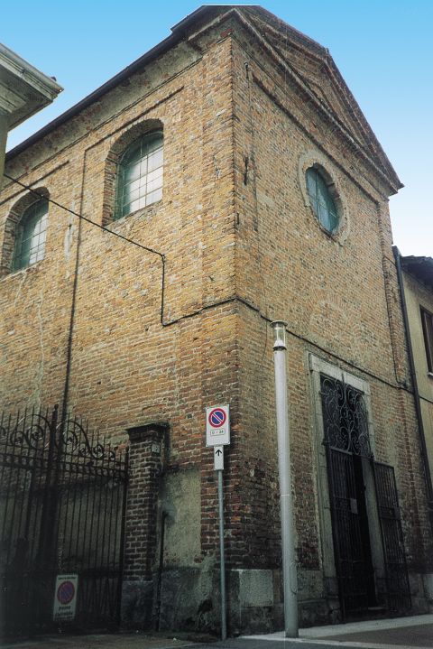 Veduta della chiesetta di San Gregorio: facciata in cotto, timpano e rosone.