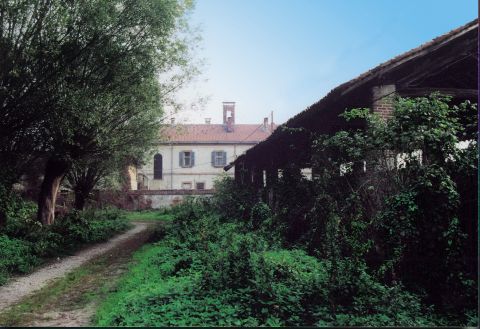 Casa padronale vista dal retro; sul tetto archetto che sosteneva la campana il cui suono segnava il tempo del lavoro agricolo.