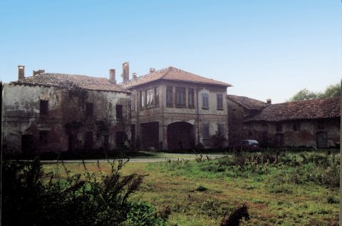 La cascina e la corte interna con stalle e fienili.