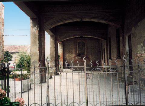 Primo piano del portico; sullo sfondo, l’affresco della Madonna con Santi.