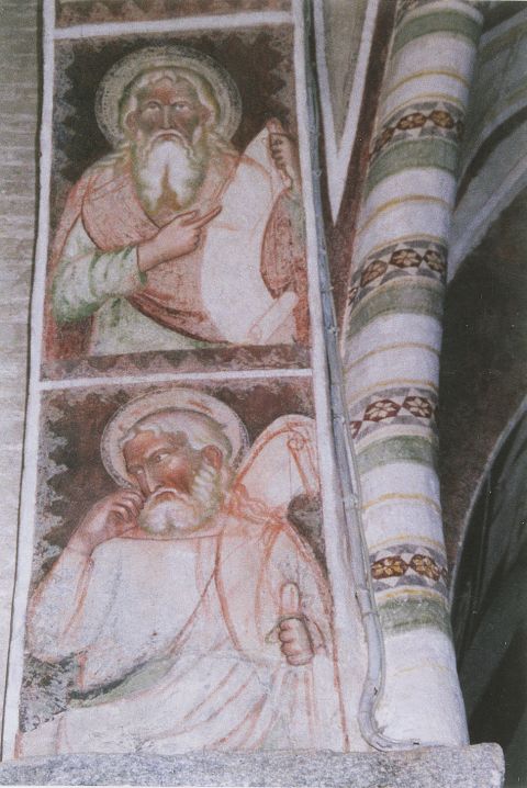 Particolari all'interno della chiesa di San Pietro e Paolo: busti di profeti e santi.
