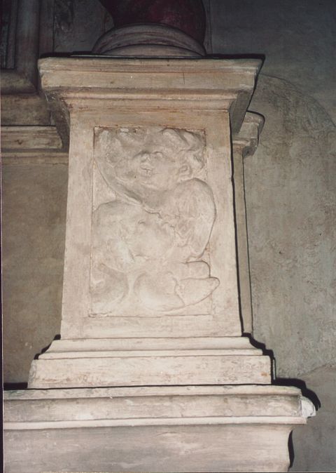 Particolari all'interno della chiesa di S.Pietro e Paolo: due basi di colonne degli altari di Santa Francesca Romana e San Carlo Borromeo.