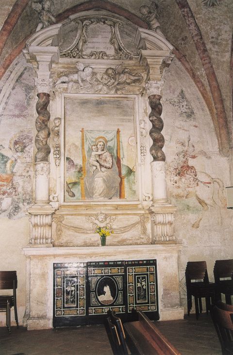 Particolari all'interno della chiesa di San Pietro e Paolo: affresco di Madonna con Bambino. Sotto l'altare paliotto in scagliola raffigurante Sant'Antonio da Padova tra gigli.
