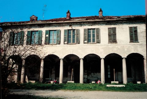Primo piano della cascina Grande  settecentesca: casa padronale con  portico, sorretto da colonne di  granito.
