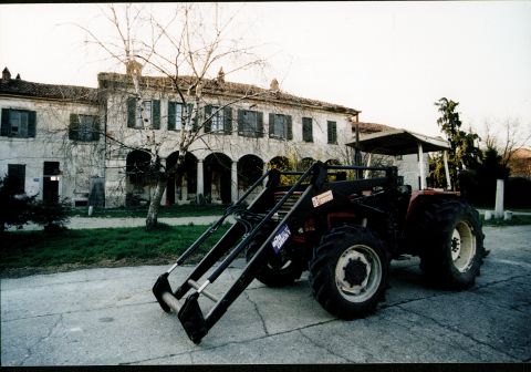 Cascina grande settecentesca: casa padronale con portico, sorretto da colonne di granito.