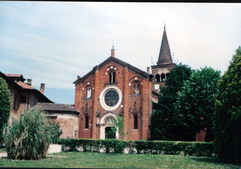 Veduta dinsieme dellabbazia, costruita in mattoni rossi e marmo bianco,  colori che rappresentano la realt delluomo, la terra, e la realt divina, il cielo.  Si notino le tre bifore, di cui due a vento, il rosone di marmo bianco,  le semicolonne e le lesene laterali.