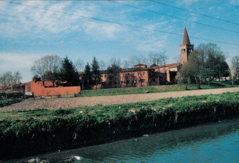 Il complesso abbaziale visto dalla Vettabbia.
