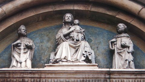 Nella lunetta del portale d'ingresso dell'abbazia: Madonna con Bambino, Sant'Ambrogio e San Giovanni Meda.