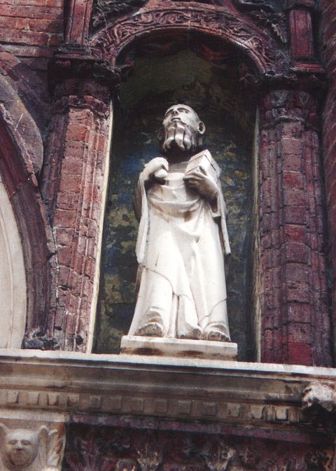 Edicola pensile posta ai lati della lunetta d'ingresso dell'abbazia con statua  di San Pietro.