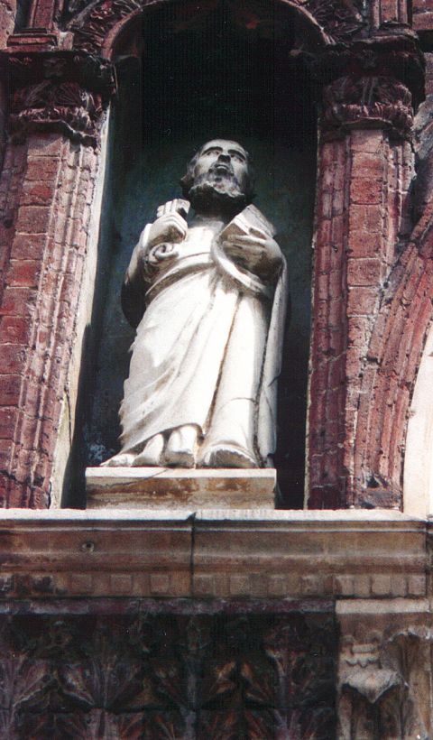 Edicola pensile posta ai lati della lunetta d'ingresso dell'abbazia con statua  di San Paolo.