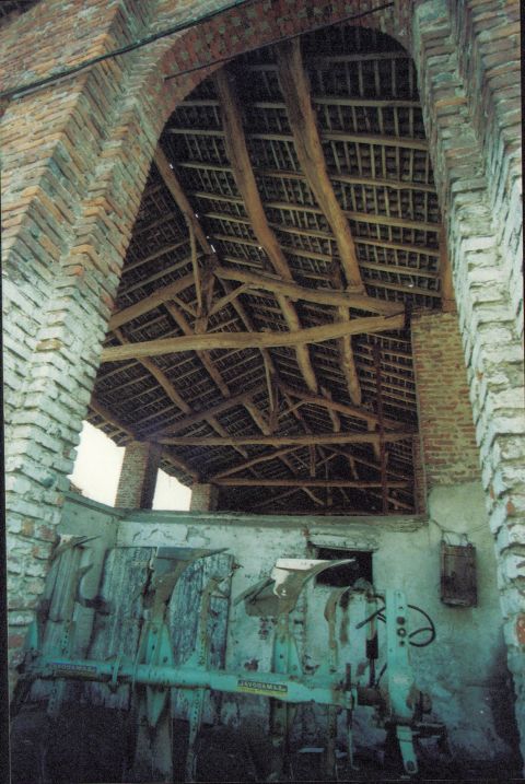 Particolare del tetto a capriata della cascina Invernizzi. (foto del 2002).