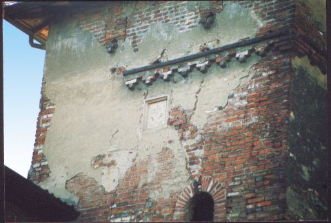 Il castello Brivio; sulla torre, cornicetta con decorazione a dente di sega.