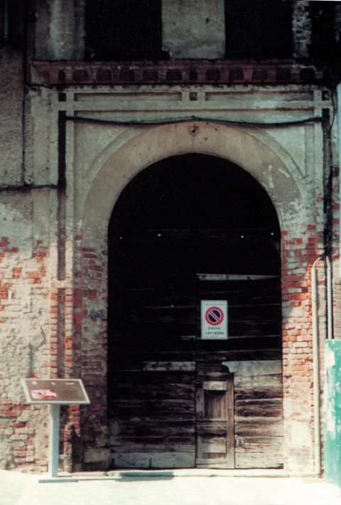 Portale d’accesso all’androne del castello brivio; richiama un arco trionfale.