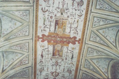 Affreschi dell’androne, suggestivi per la vivacità cromatica delle forme vegetali, delle scene di caccia e di pesca, tutte su fondo bianco.