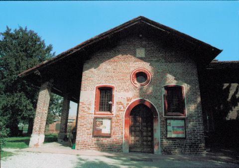 Chiesa di Santa Maria della Vittoria del XVI secolo, chiesa votiva, edificata dopo la Battaglia dei Giganti; mattoni a vista, tetto a capanna, rosone sormontato da formella con stemma dei Brivio.